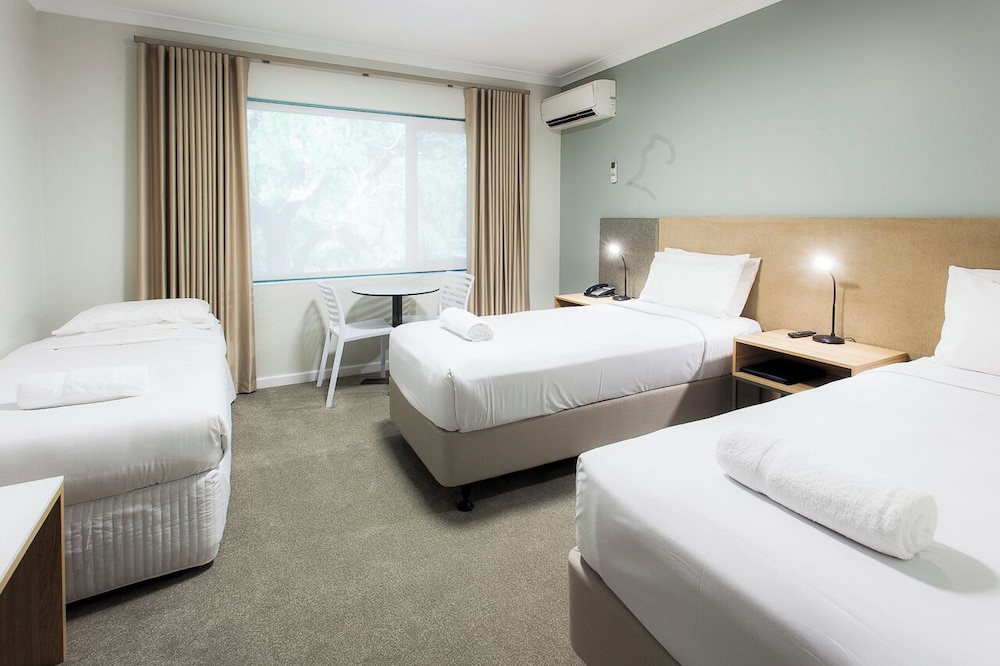 Kings Park Motel 36/65