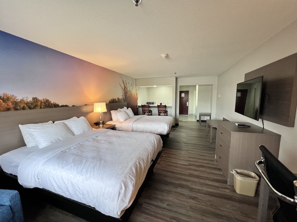 Standard, 2 Queen Beds, Lake View, Balcony