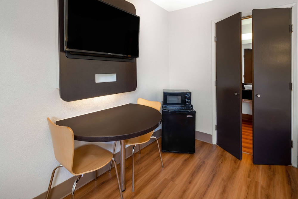 Motel6 Santa Barbara, CA - State Street 42/54
