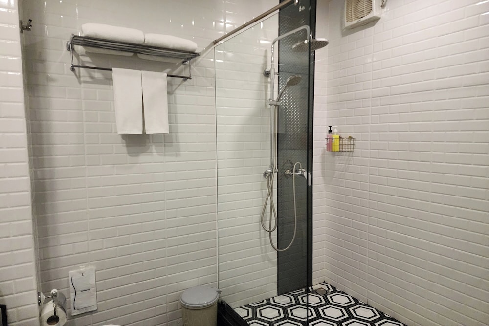 J Place Hotel 49/50