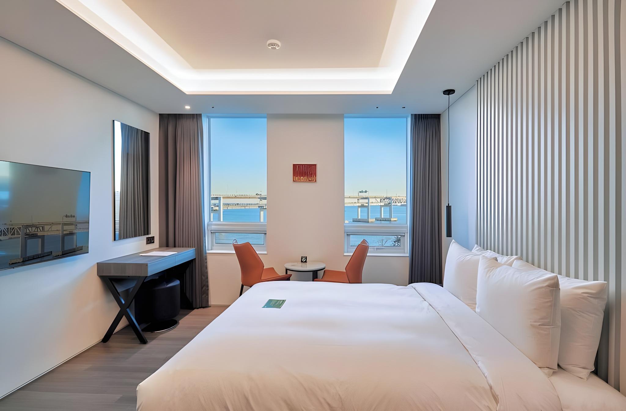 Deluxe, King Bed, Partial Ocean View