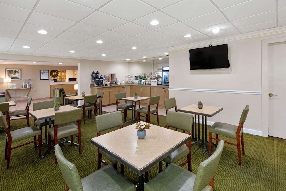 La Quinta Inn & Suites by Wyndham Sawgrass 49/55