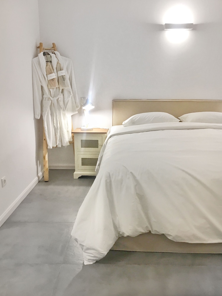 Pino Di Loto Boutique Bed & Breakfast 12/31