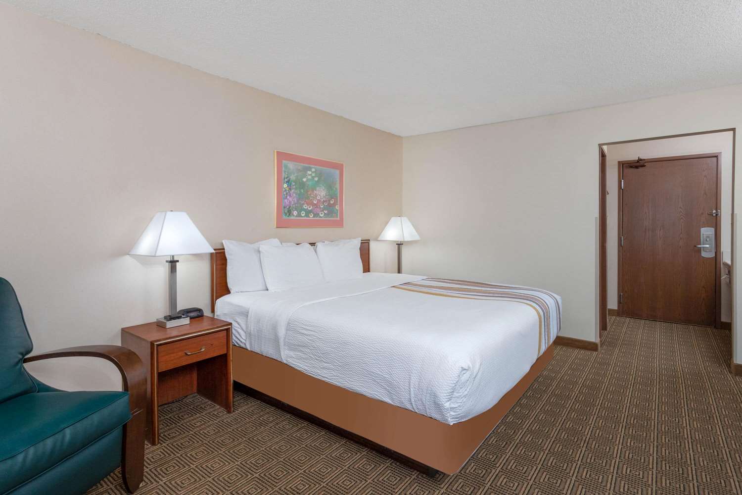 Norwood Inn & Suites by BlissPoint 9/38