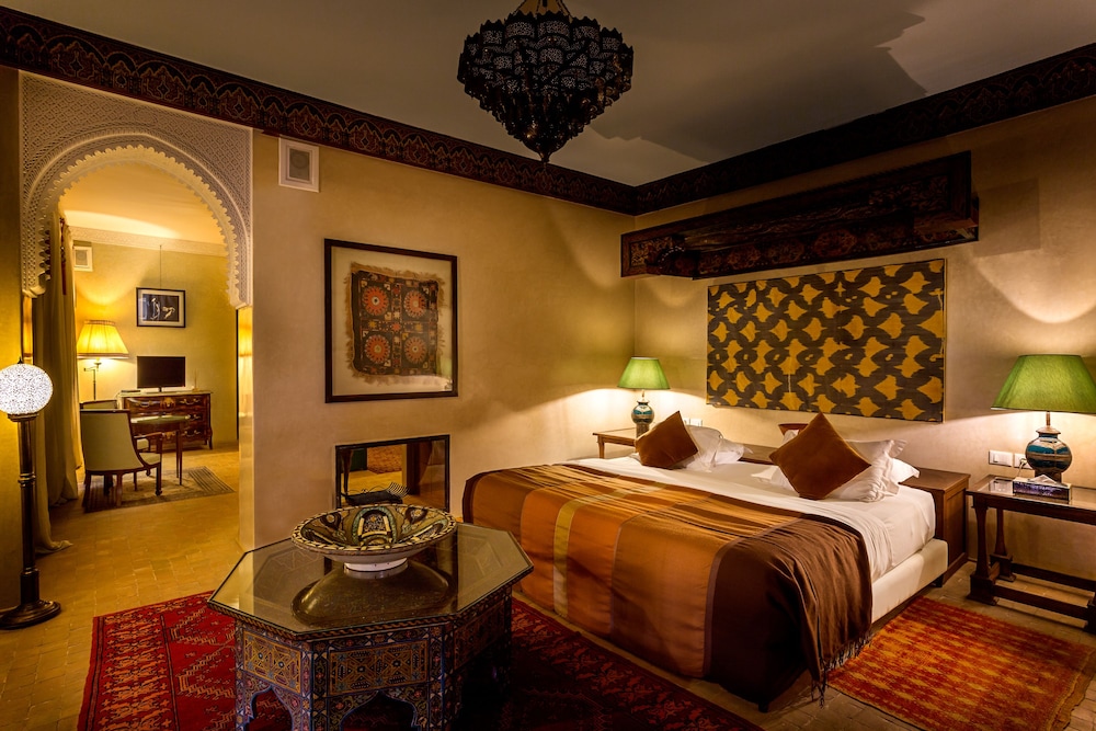 LUXURY, SUITE