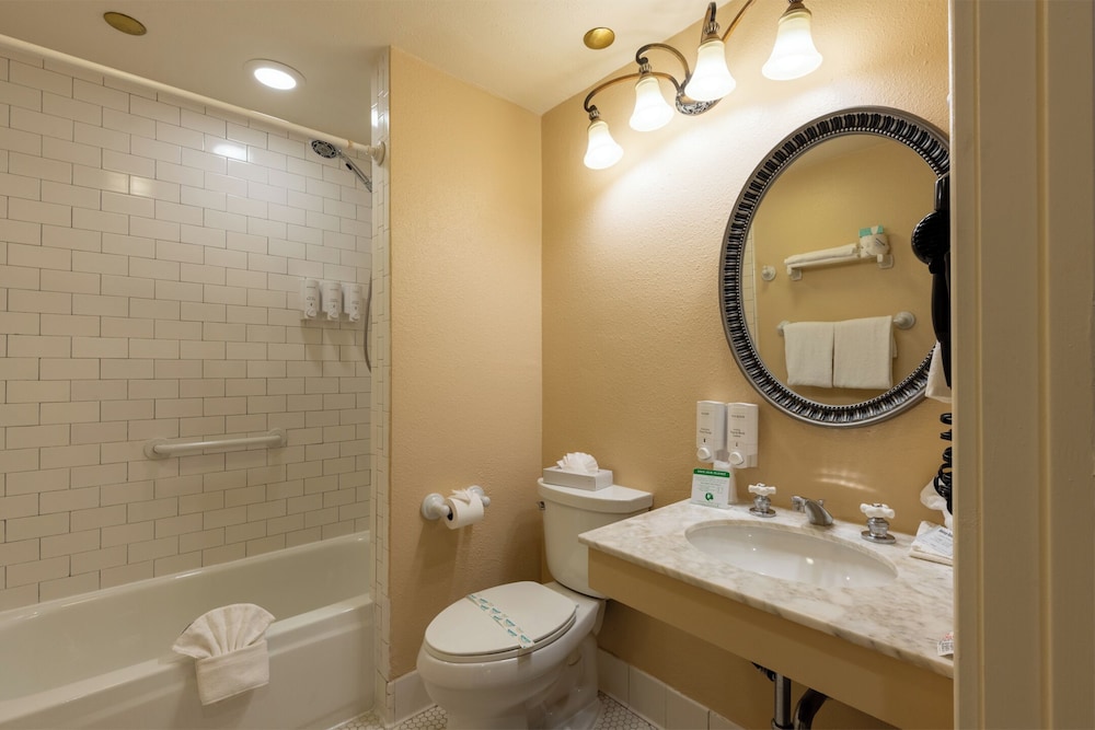 Gaslamp Plaza Suites 65/68