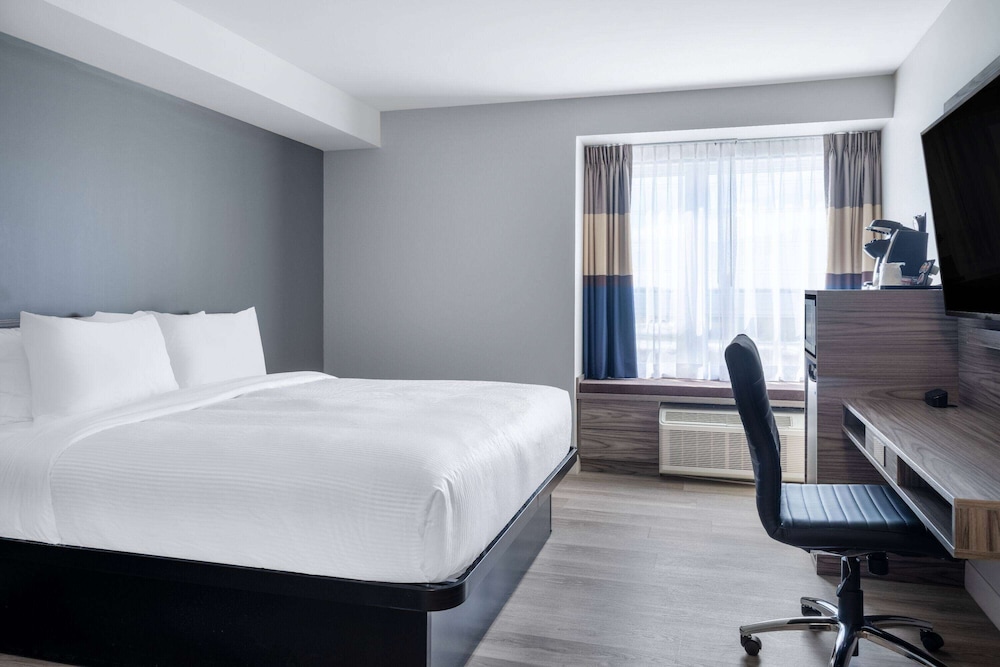 ROOM, KING BED