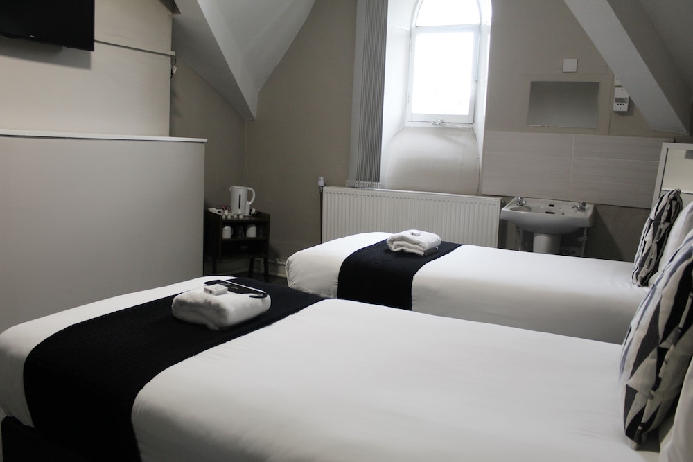 STANDARD, TWIN BEDS, SHARED BATHROOM