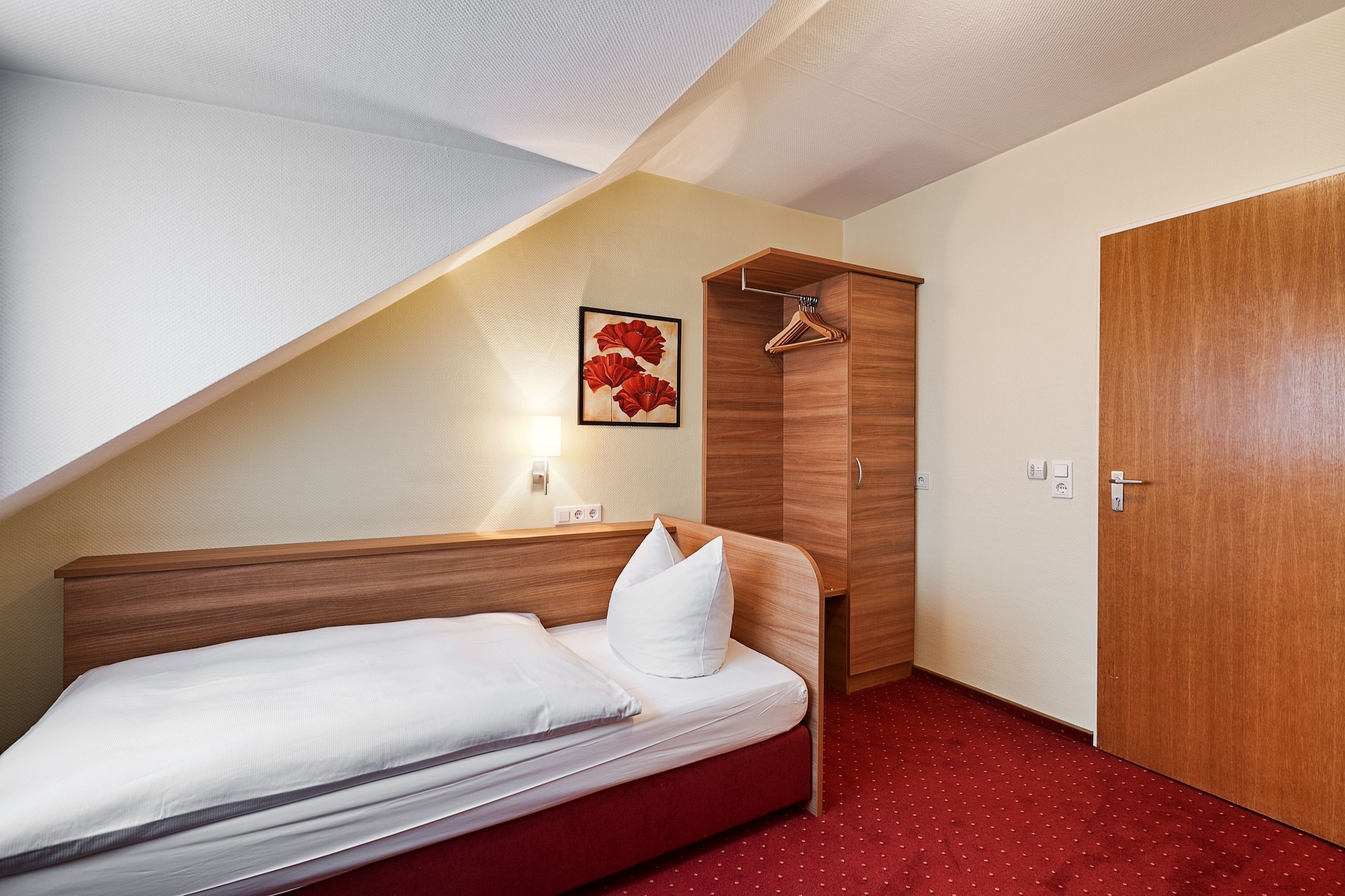 ROOM, SINGLE