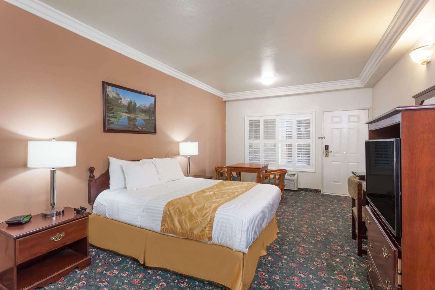 Days Inn & Suites by Wyndham South Gate 3/9