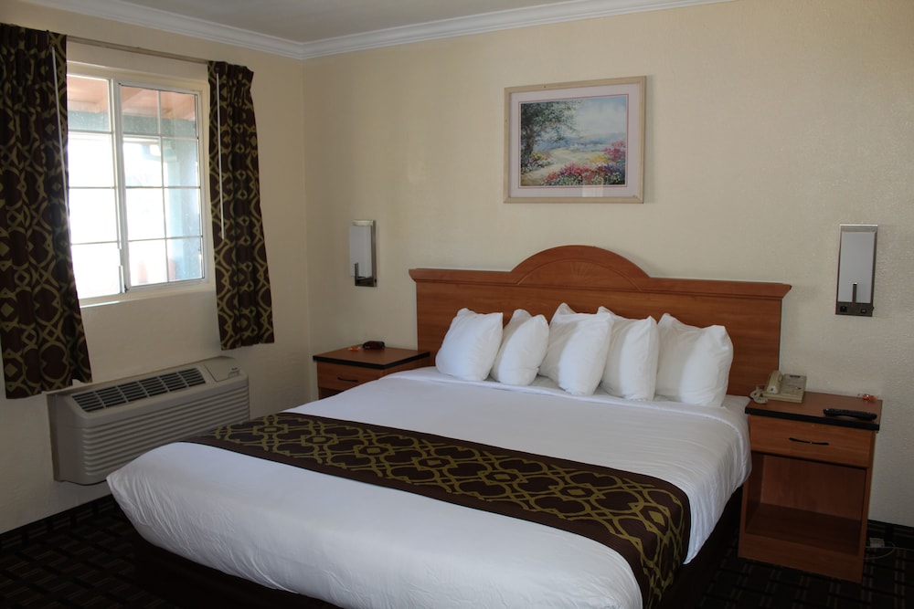 DELUXE, SUITE, KING AND QUEEN BED, KITCHENETTE