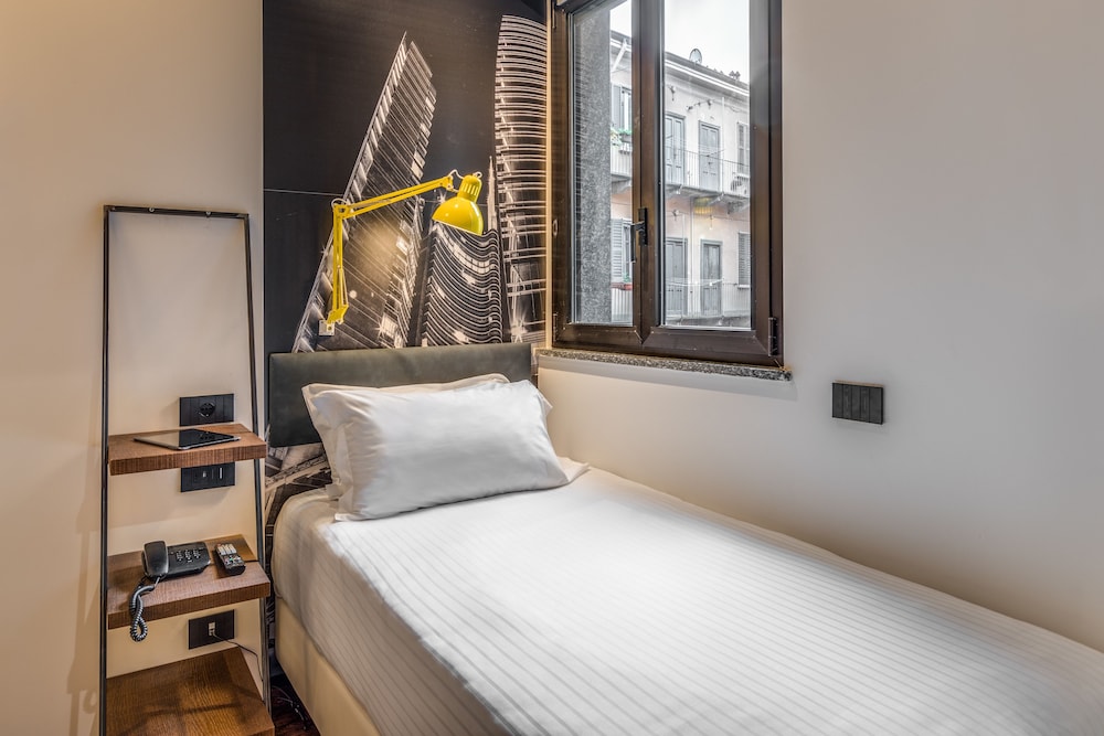 ROOM, SINGLE