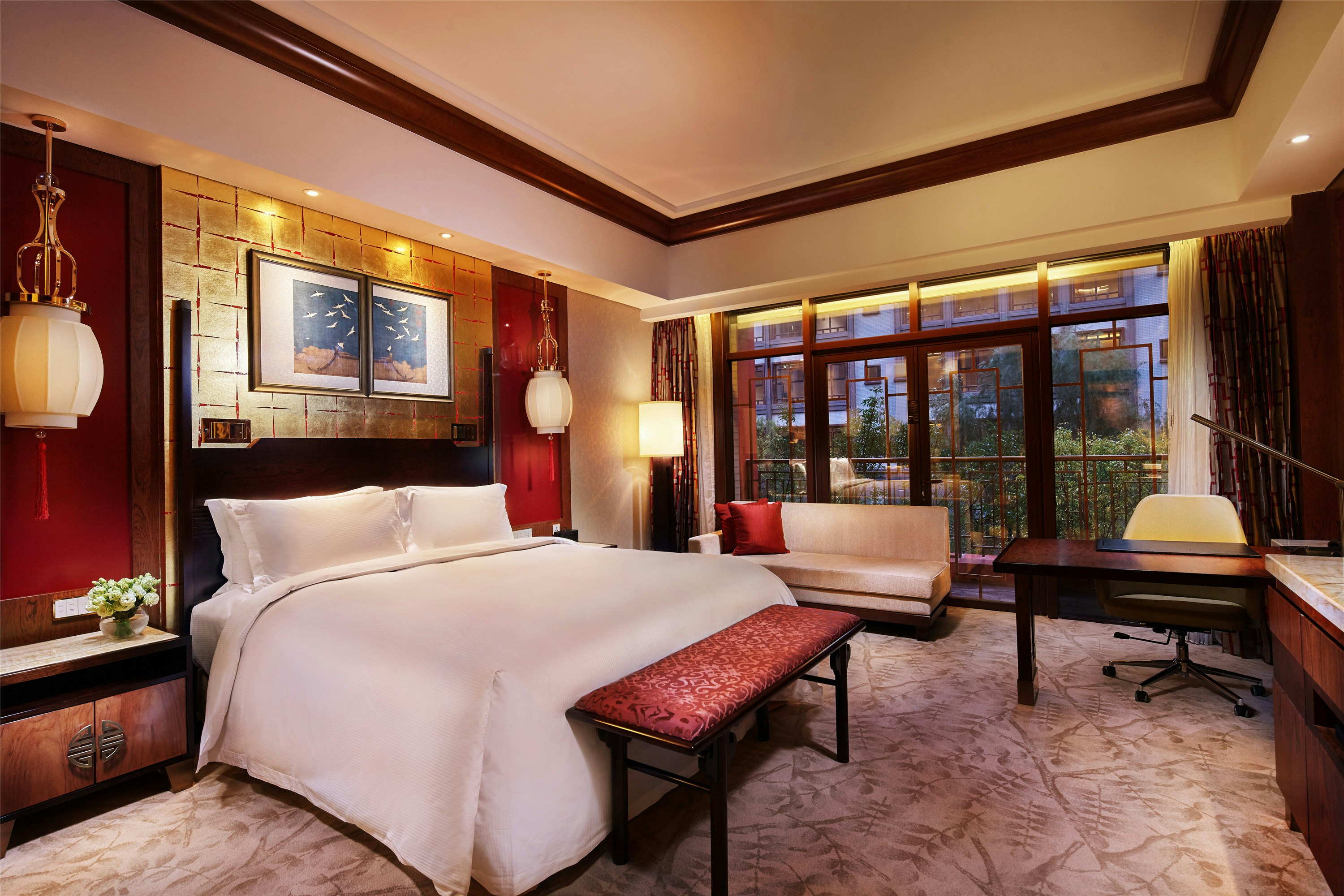 GUEST ROOM, KING BED