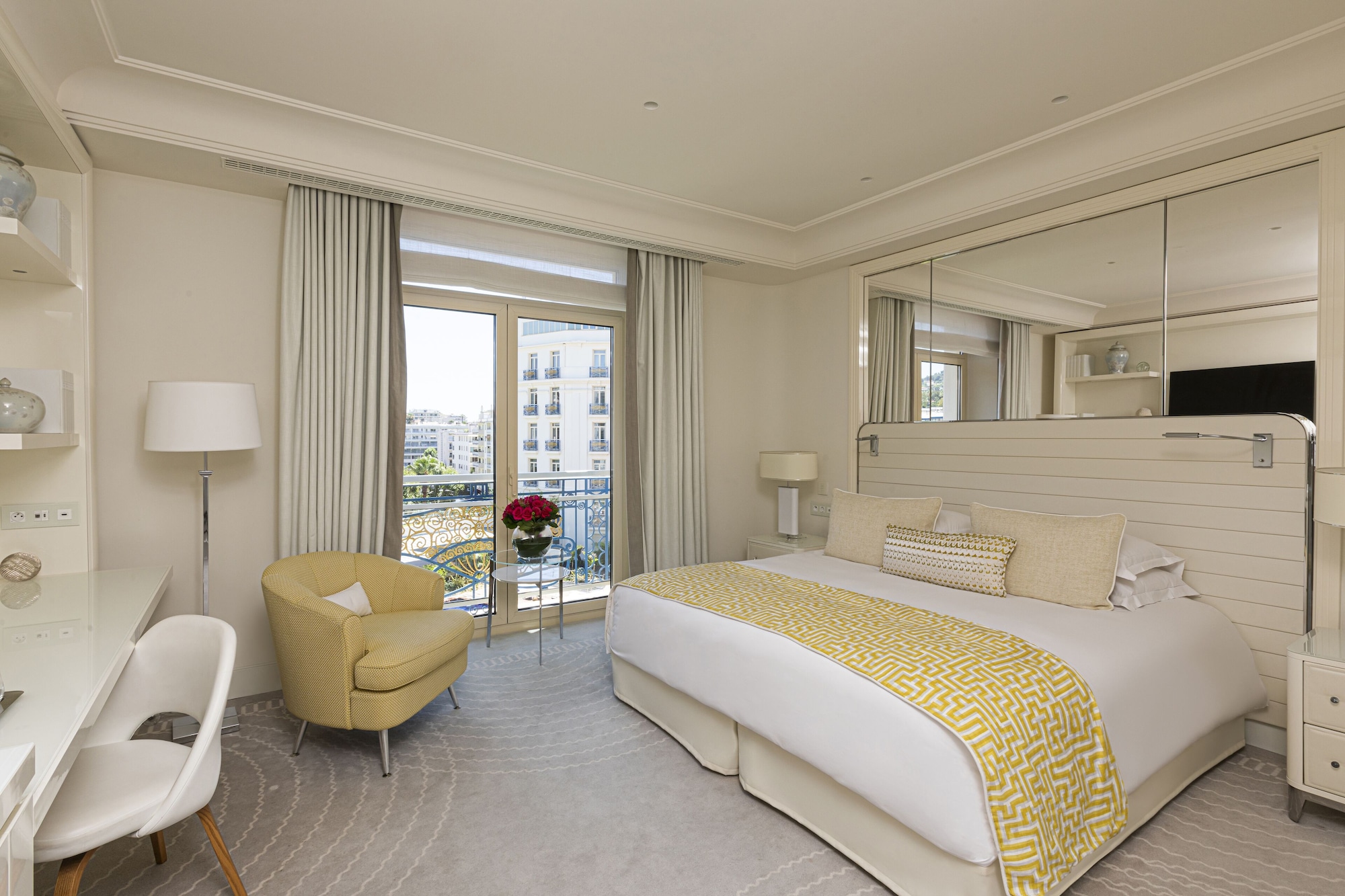 DELUXE, KING BED