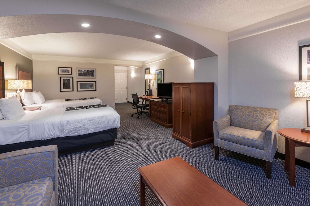 La Quinta Inn & Suites by Wyndham San Antonio Riverwalk 20/53