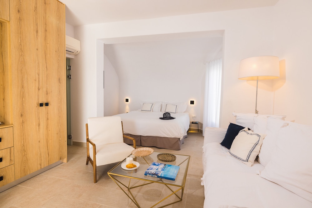 Mini, Deluxe, Queen Bed, Plunge Pool