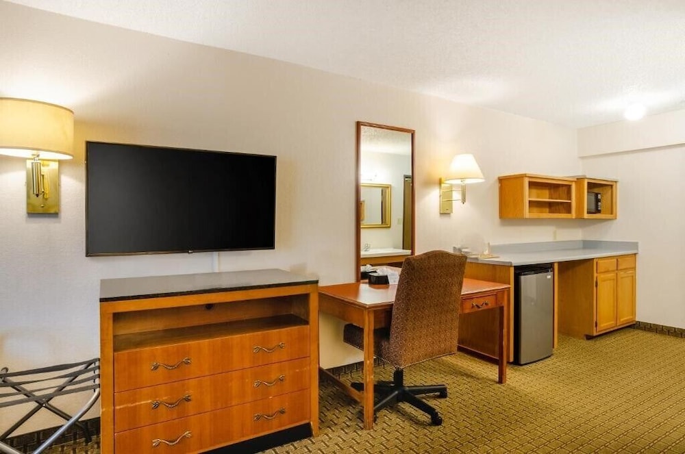 GuestHouse Inn and Suites Cheyenne 19/28
