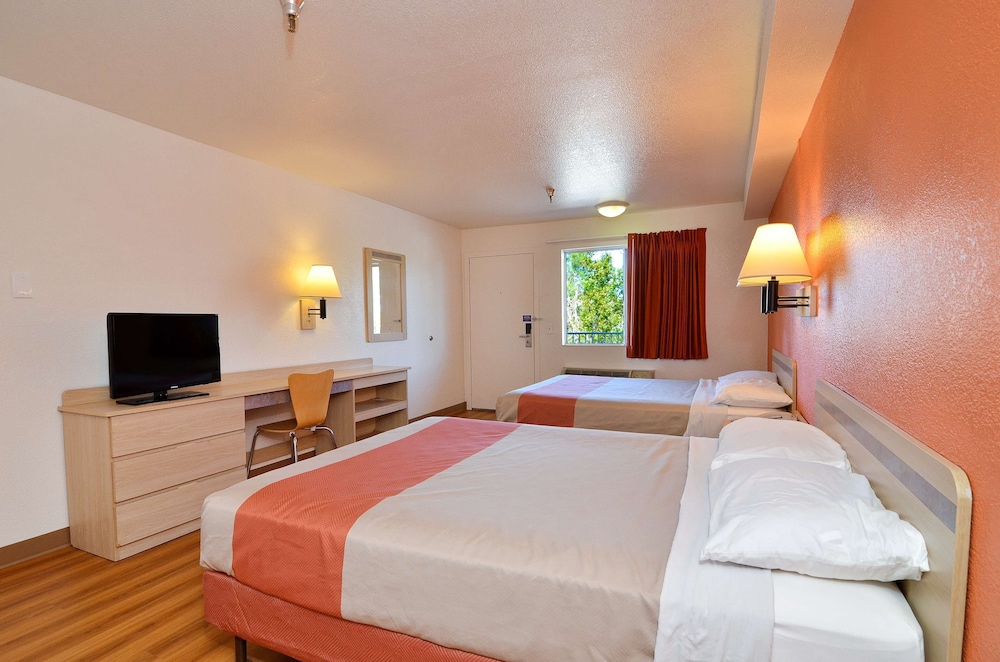 Standard, 2 Double Beds