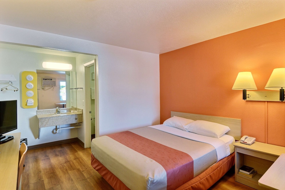 Motel6 Nashua, NH - North 24/58