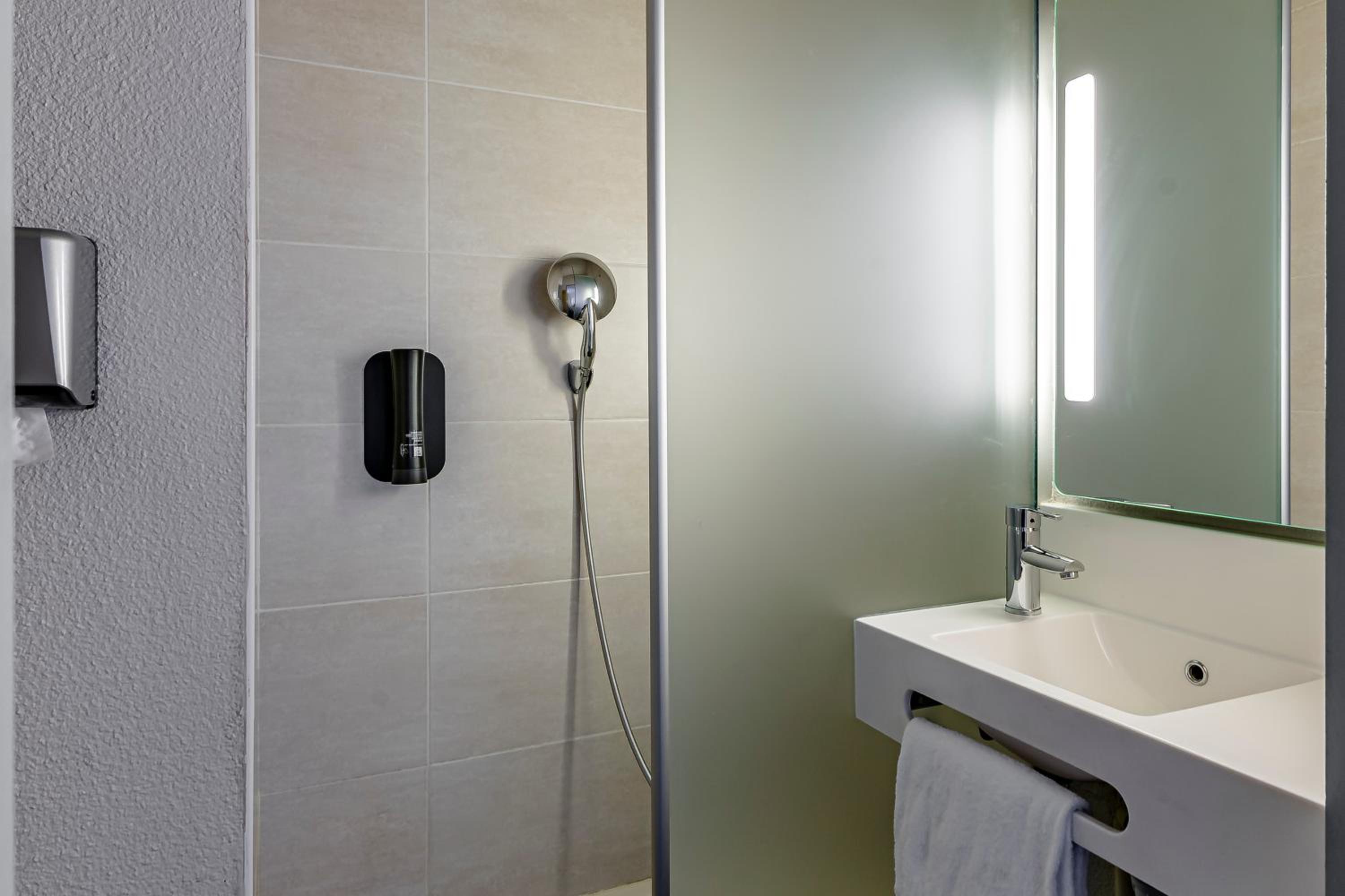غرفة بسرير مزدوج، B&B HOTEL Bordeaux Est 8/10