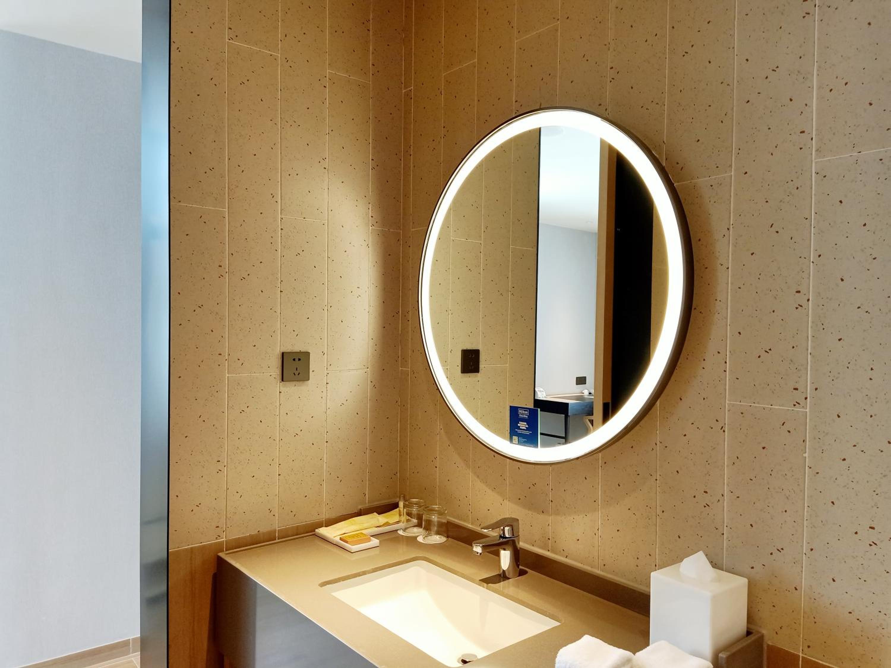 غرفة بسرير كينج مع أريكة، Hilton Garden Inn Changde Dingcheng 3/5