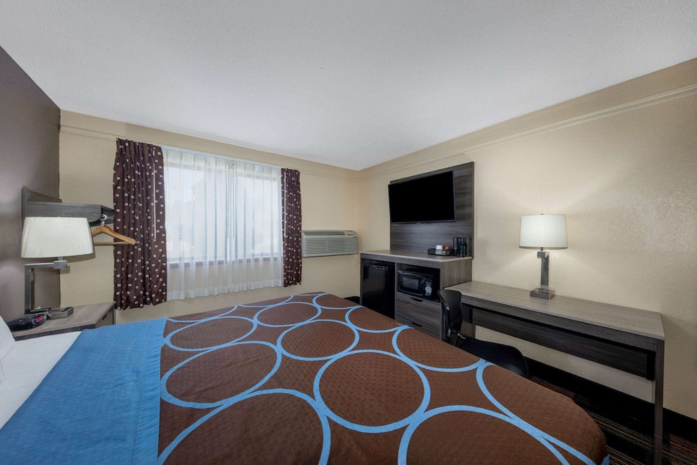 Super 8 By Wyndham Kansas City At Barry Road/Airport 26/37