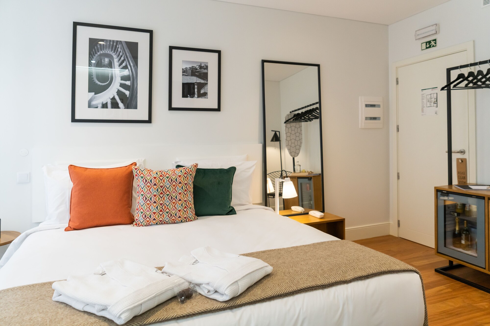 ROOM, DOUBLE OR TWIN BED