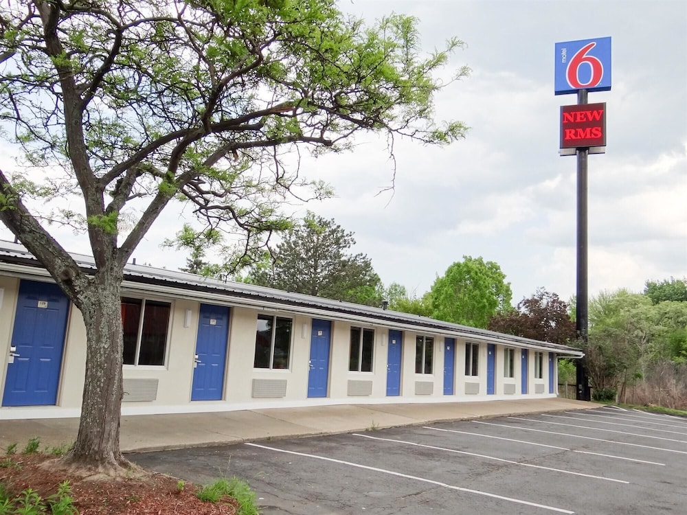 Motel6 Erie, PA 27/31