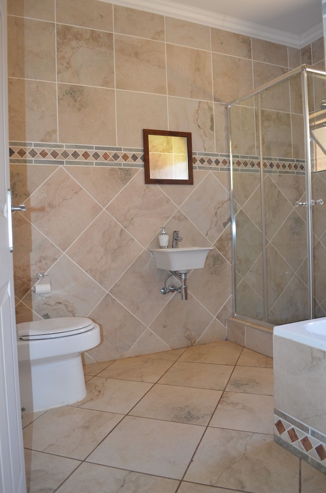 Manor Hills Guest Lodge 38/40