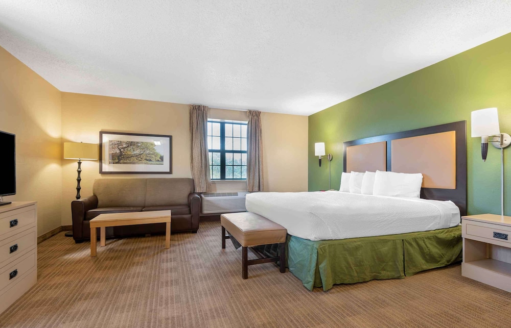 1 Queen Bed - Modern, ADA Access, Smk, Kitchen