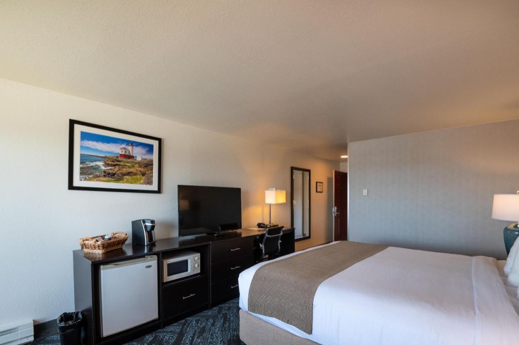Room, King Bed, East Side