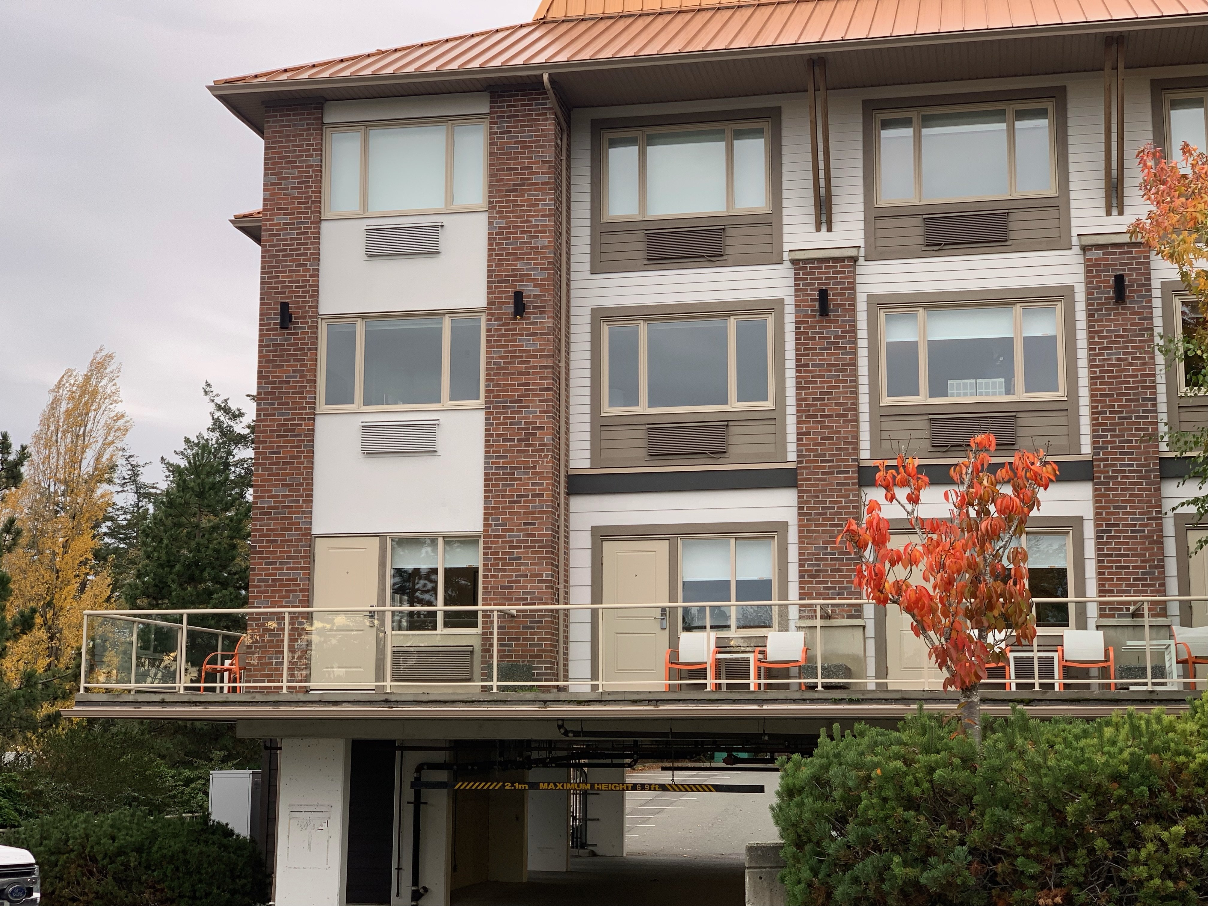 Elk Lake Inn Suites Victoria 2/81