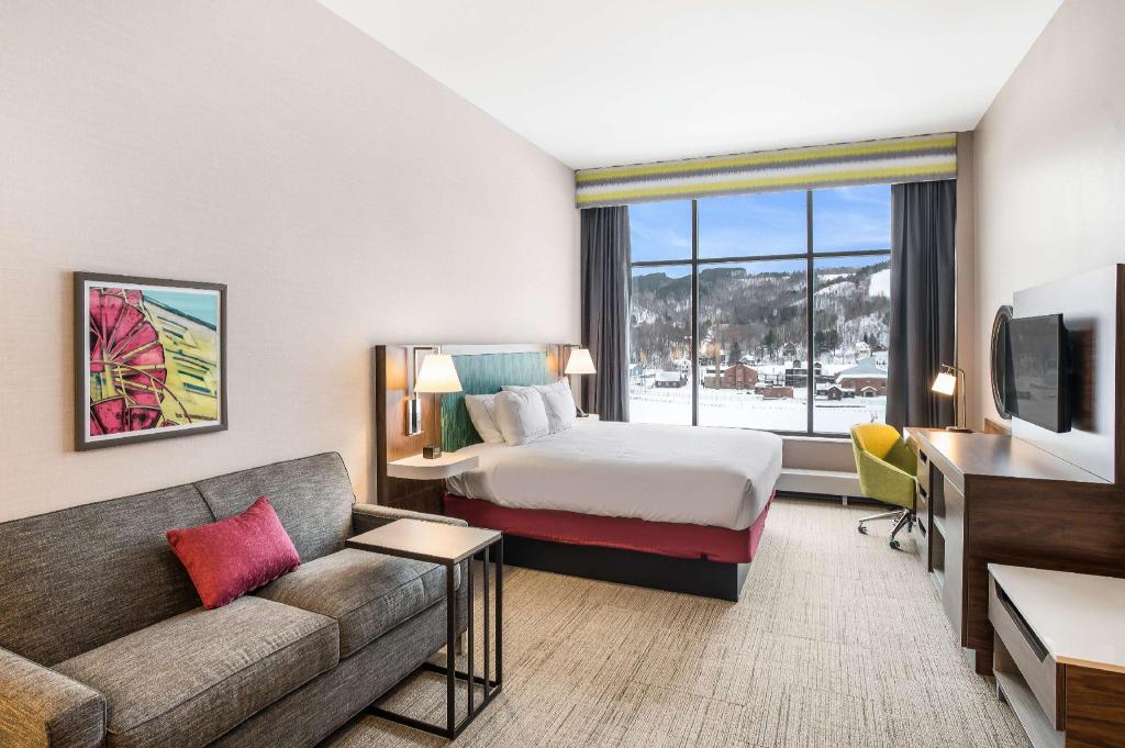 Studio, Suite, King Bed, Water View, Sofa, Accessible