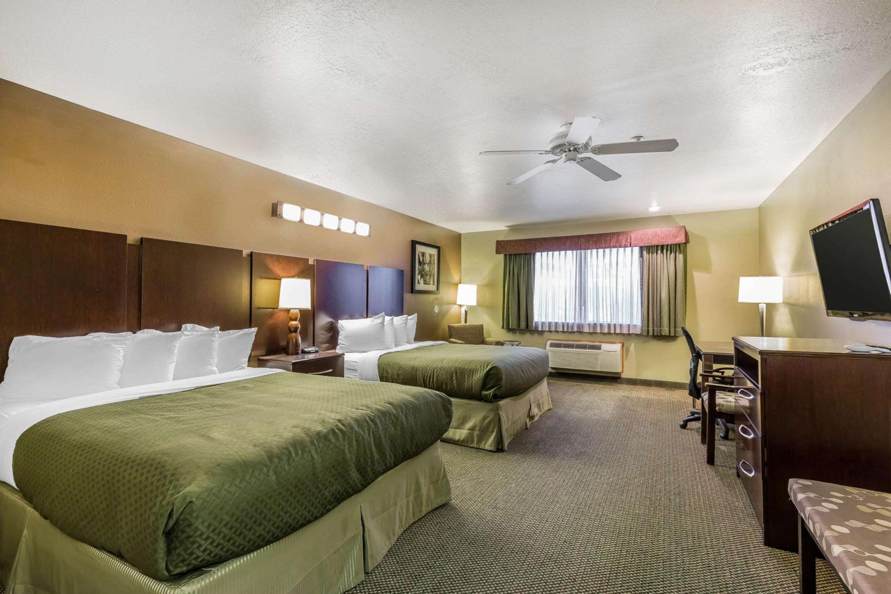 Room, 2 Queen Beds, Parking Lot View