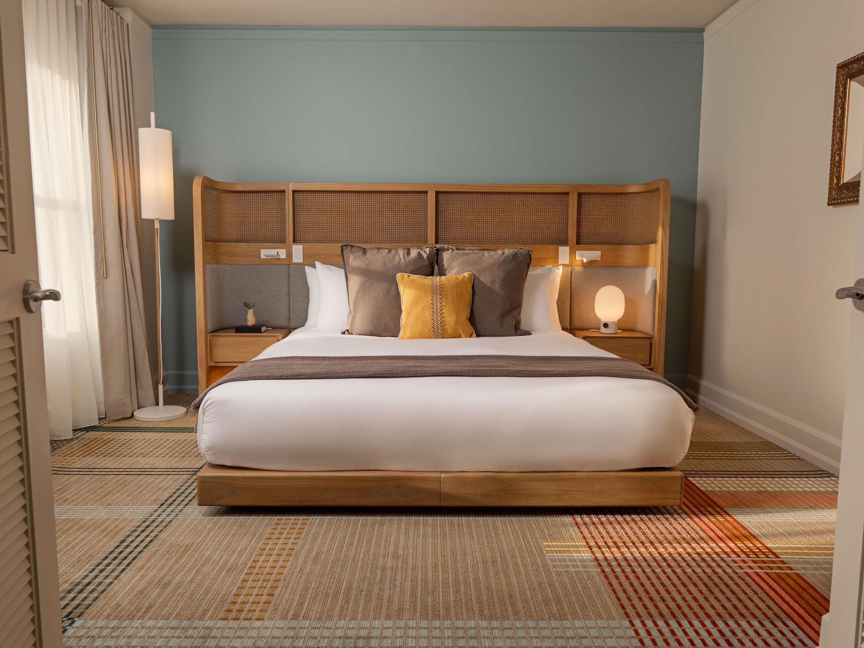 1 BEDROOM, SUITE, KING BED, CITY VIEW, CORNER