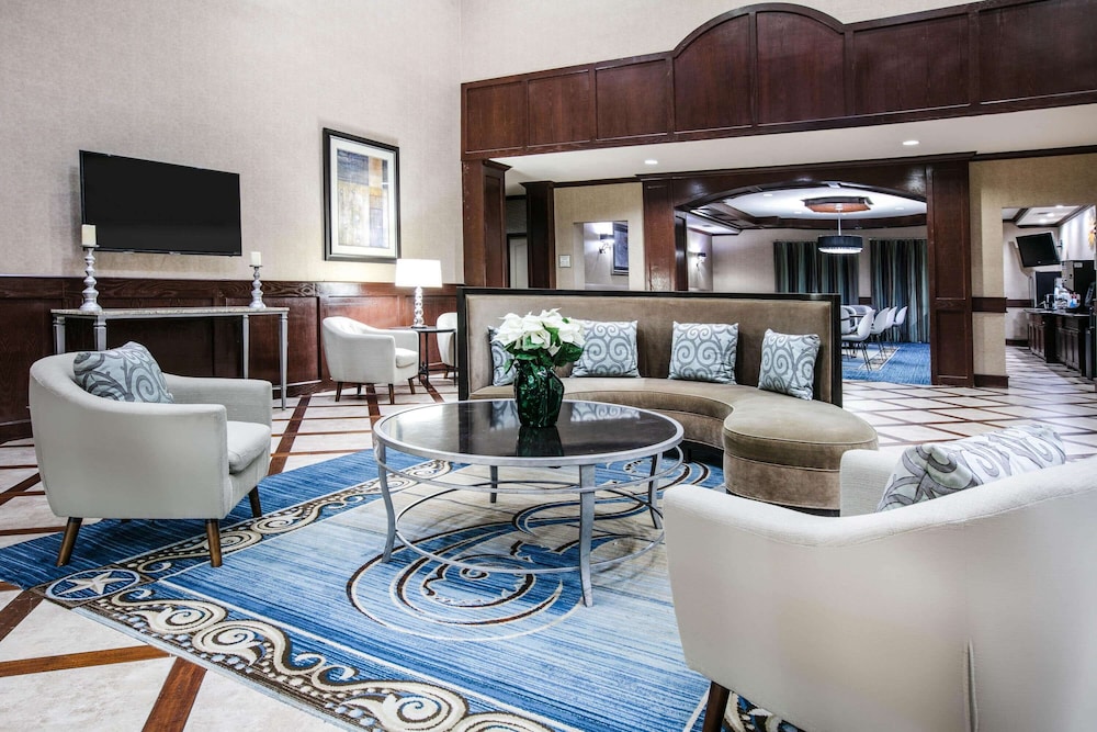 La Quinta Inn and Suites by Wyndham DFW Airport West - Euless 39/65