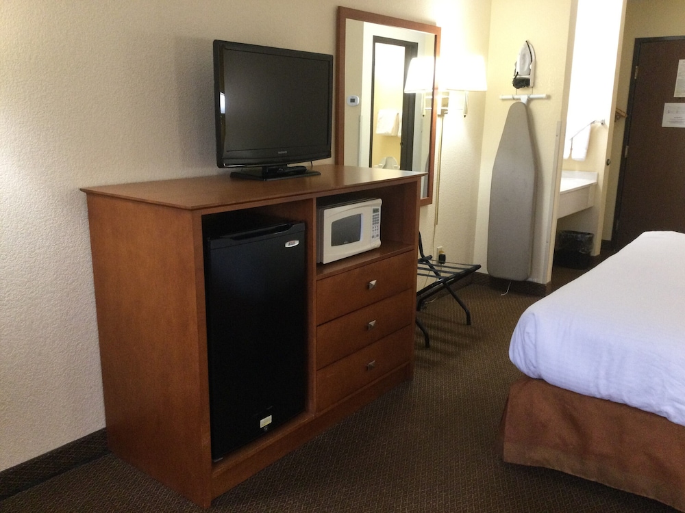 Baymont By Wyndham Port Huron 15/26