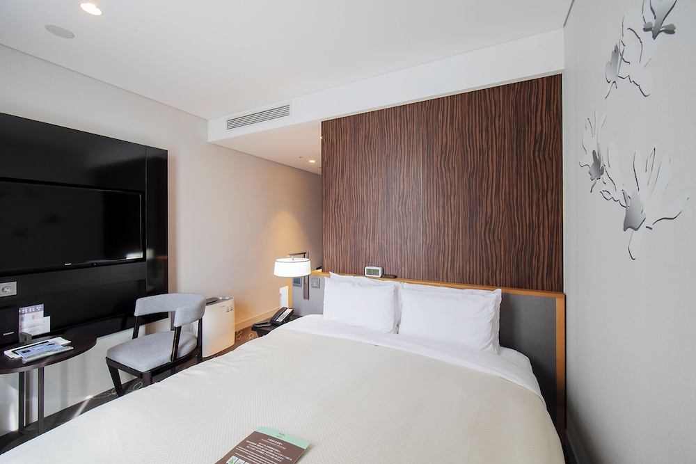 Run of House, Queen Bed