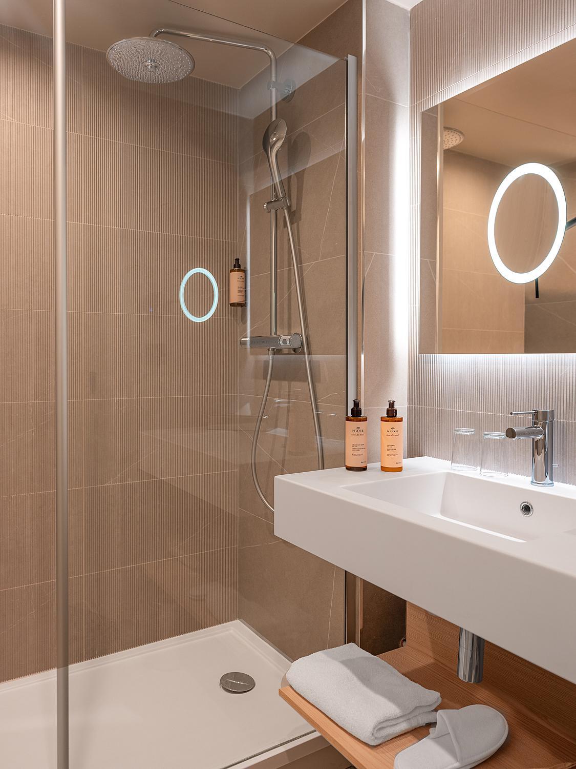 غرفة بريفيليج بسرير مزدوج بإطلالة على الحديقة، Hotel Mercure Paris Boulogne Pont de Saint Cloud (Janvier 2026) 7/8