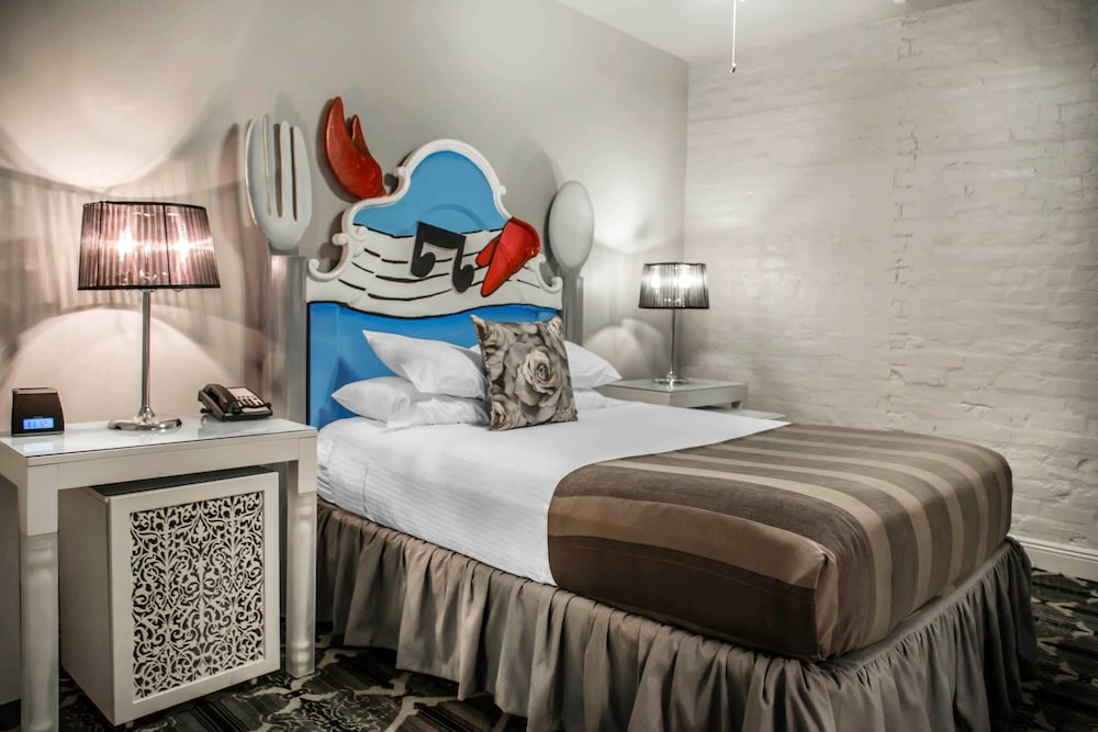 Efficiency, Suite, Queen Bed, Sofa