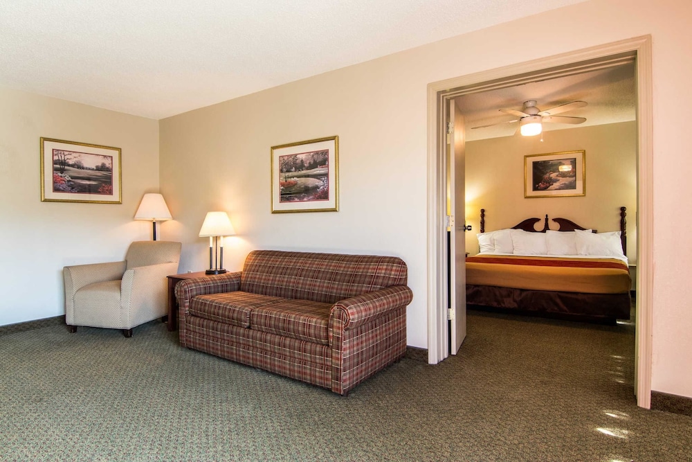 Econo Lodge Inn & Suites Conference Center 32/44