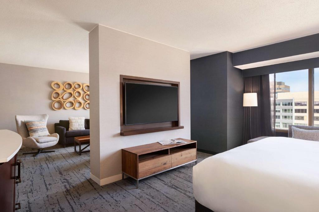 جناح بسرير كينج، Hotel Champlain Burlington, Curio Collection by Hilton 3/4