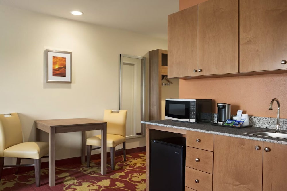Days Inn And Suites Belmont 28/30