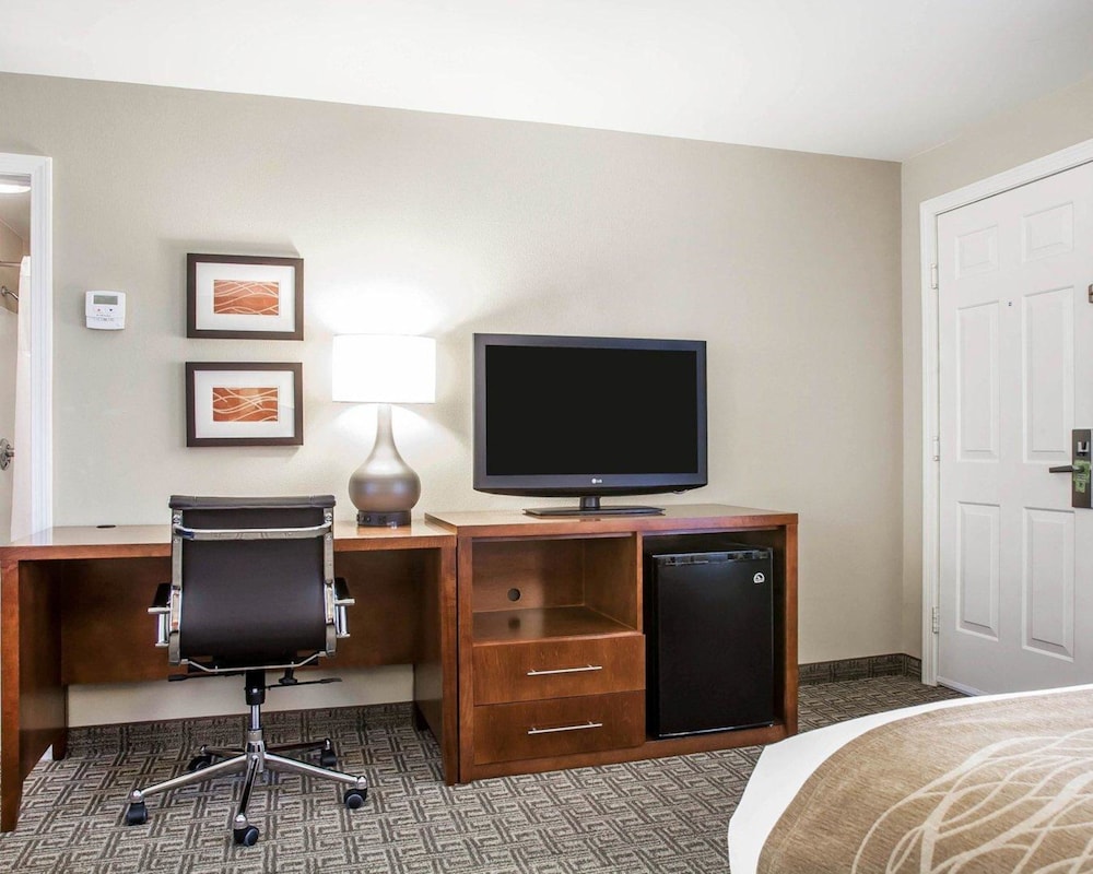 Comfort Inn & Suites Sturbridge-Brimfield 48/54