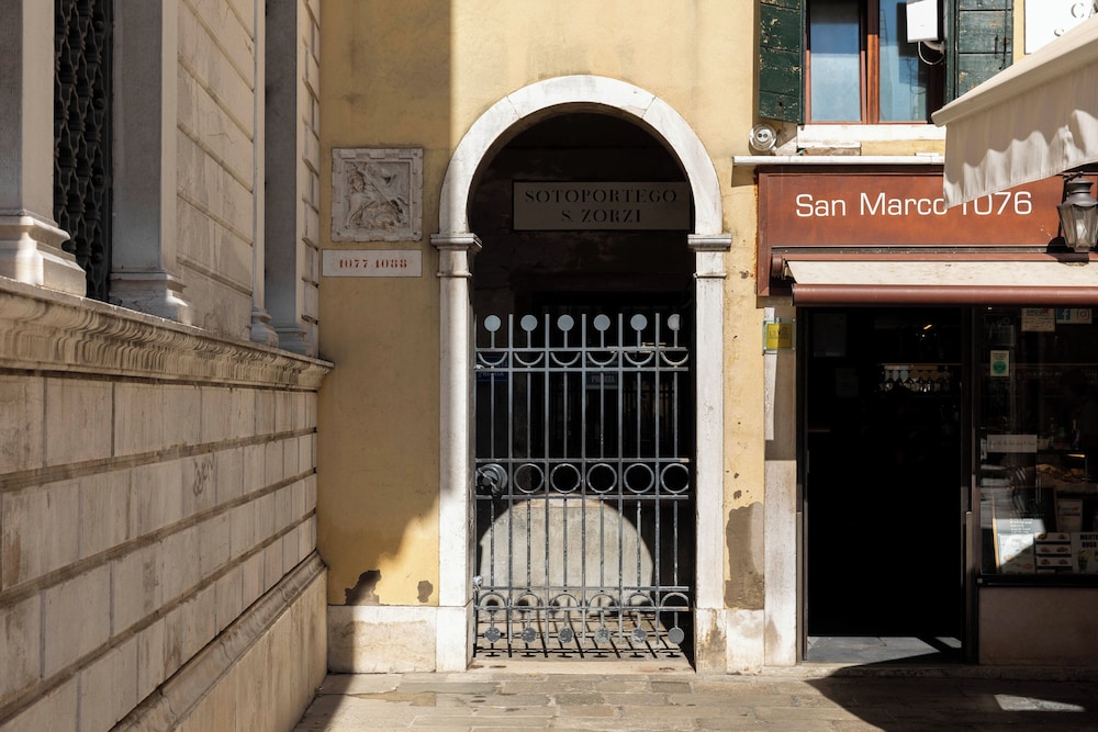 Palazzo Orseolo Gondola View 5/49