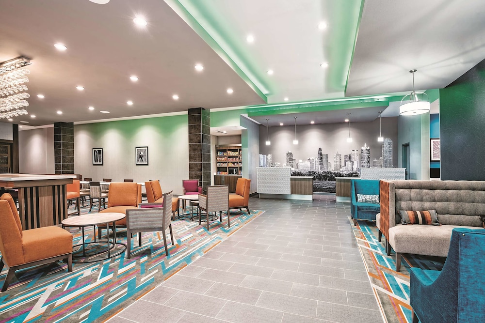 La Quinta Inn & Suites by Wyndham Dallas Grand Prairie North 34/42