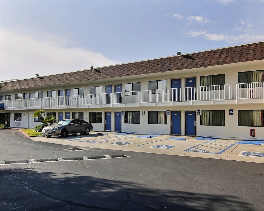 Motel6 Palmdale, CA 50/60