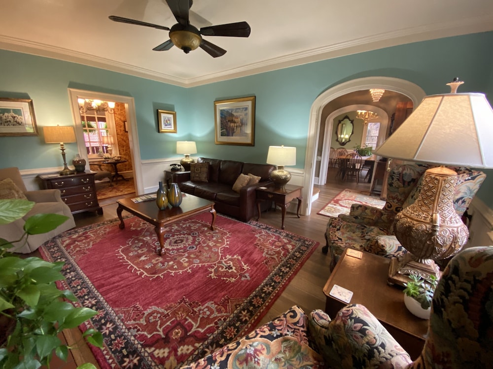 Williamsburg Manor B&amp;B 33/50