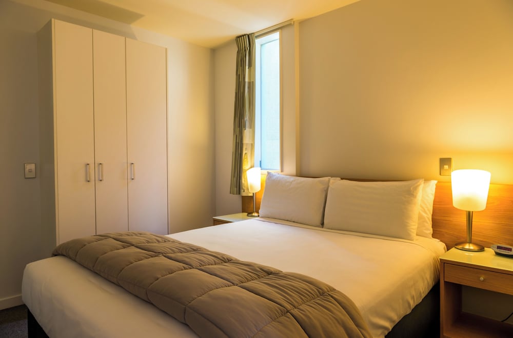1 BEDROOM, APARTMENT, QUEEN BED