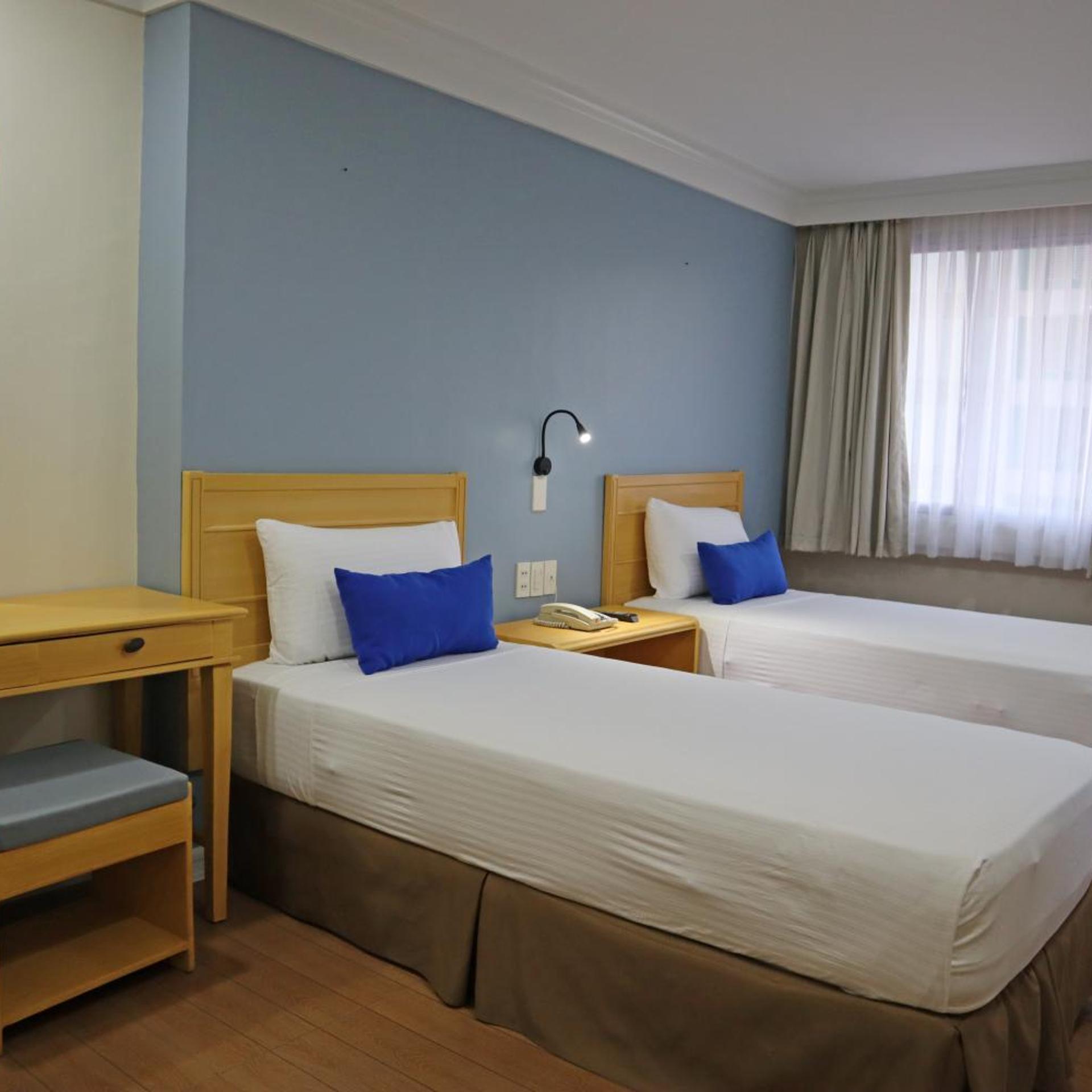 DELUXE, DOUBLE OR TWIN BED